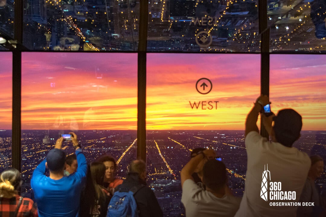 Vistas del atardecer en 360 Chicago con orientación oeste